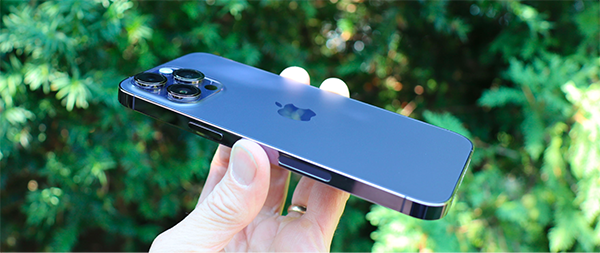 Tùy vào góc độ và ánh sáng ngoài trời, sắc tím trên iphone 14 Pro sẽ có những thay đổi khác nhau